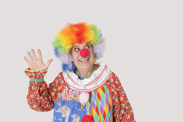 Senior männlicher Clown winkt ab — Stockfoto