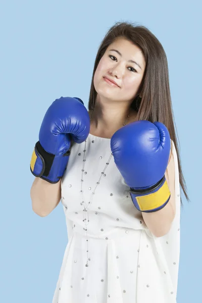 年轻女子戴着拳击手套 — 图库照片