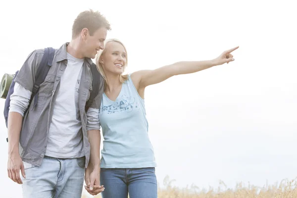 Female hiker showing something to man — Stock Photo, Image