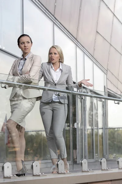 Businesswoman arguing with female colleague — Stock Photo, Image