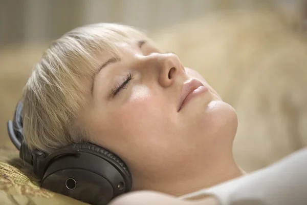 Жінка розслабляється з навушниками — стокове фото