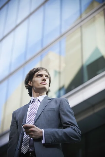 Empresario de traje mirando hacia otro lado —  Fotos de Stock