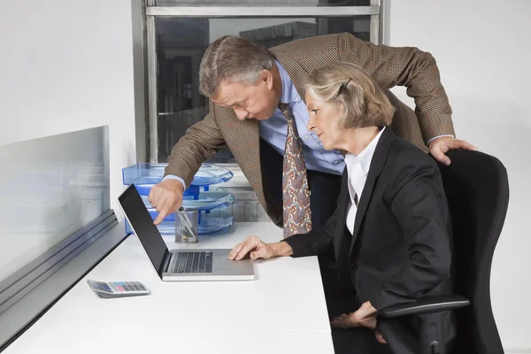 Бизнесмен и мужчина смотрят на ноутбук — стоковое фото