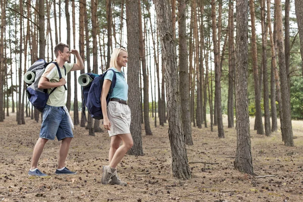 Paar wandeltochten in het bos — Stockfoto