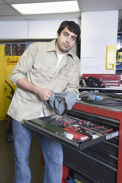 Homme en atelier avec des outils — Photo