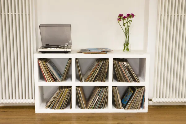 Estante con discos de vinilo — Foto de Stock