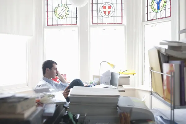 Empresario trabajando en el escritorio — Foto de Stock