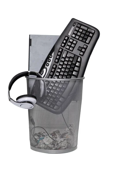 Bilgisayar klavye ve kulaklık çöp sepeti — Stok fotoğraf