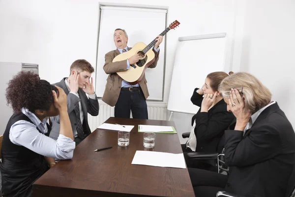 Empresário tocando guitarra em reunião — Fotografia de Stock