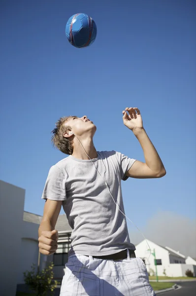 Junge spielt Ball — Stockfoto