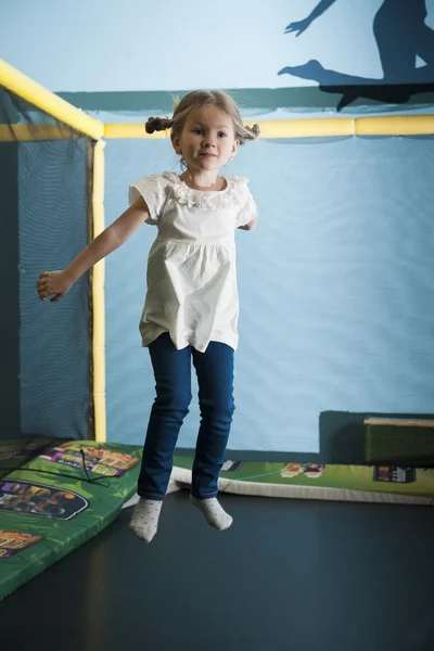 Chica en el aire en el trampolín — Foto de Stock