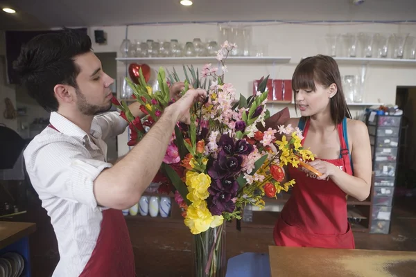 Dois floristas trabalhando — Fotografia de Stock