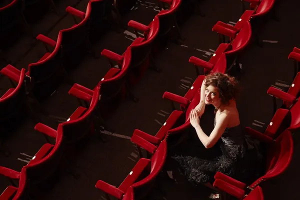 Tiyatro ahırda oturan kadın — Stok fotoğraf