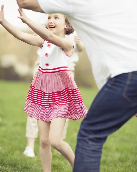 Father mother and daughter throwing ball — Stock Photo, Image