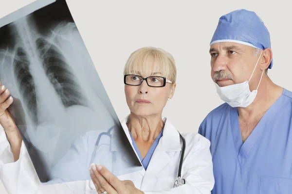 Senior male surgeon and female doctor — Stock Photo, Image