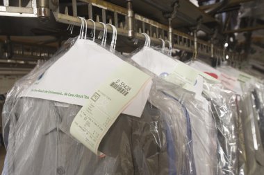 Laundrette içinde asılı elbiseleri