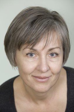 gülümseyen kadın