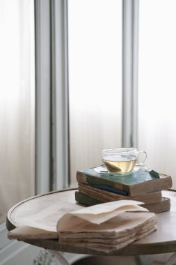 Bitki çayı ile açık kitap