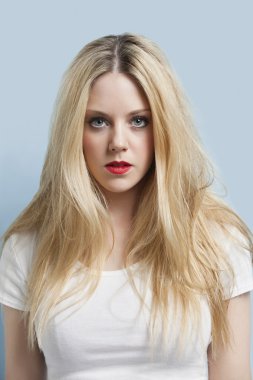 Kırmızı dudaklar çekici sarışın kadınla