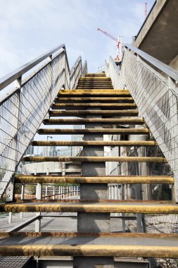 Merdivenler çıkıyor.