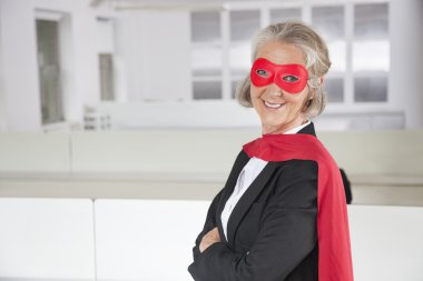 süper kahraman kostümü içinde üst düzey iş kadını