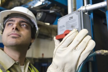 Gazete fabrikasında çalışan adam