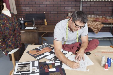 Moda Tasarımcısı kroki üzerinde çalışma