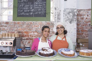 Catering yardımcıları servis alanında stand