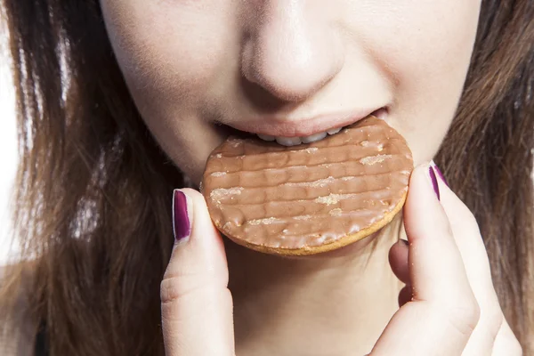 Kvinna äta cookie — Stockfoto