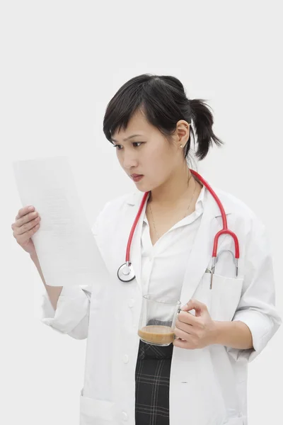 Azji kobieta lekarz weterynarii czytanie dokumentu — Zdjęcie stockowe