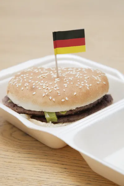 Hamburgare med tysk flagg — Stockfoto