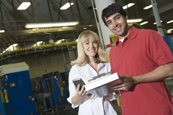Mężczyzna i kobieta pracuje w fabryce gazety — Zdjęcie stockowe