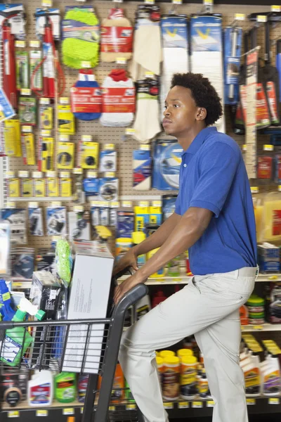 Homem com carrinho de compras — Fotografia de Stock