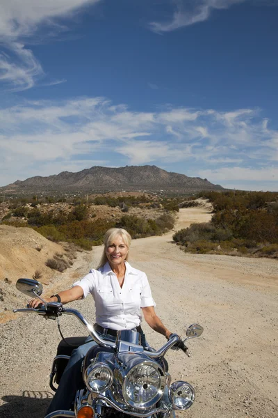 Femme âgée à moto — Photo