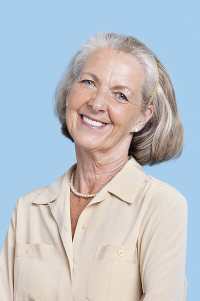 Улыбающаяся пожилая женщина
