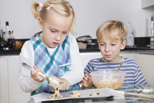 Happy brother and sister baking — Stock Photo, Image