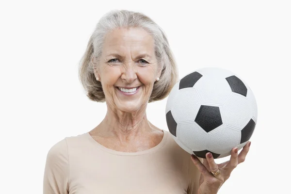 Senior mulher segurando bola de futebol — Fotografia de Stock