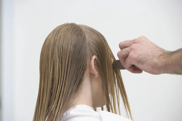 Combing woman hair — Stock Photo, Image