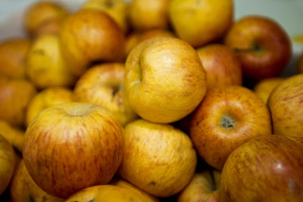 Färska äpplen i livsmedelsbutik — Stockfoto