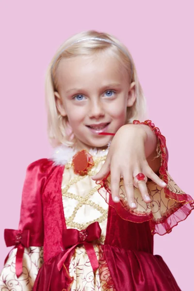 Menina vestida com fantasia de princesa — Fotografia de Stock