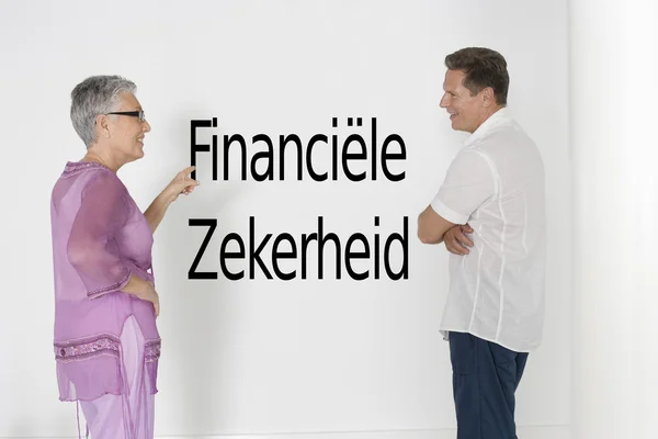 Paar bespreken financiële zekerheid — Stockfoto