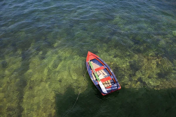 Boot in water — Stockfoto