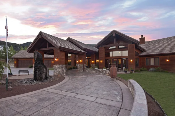 Ranch home exterior at dusk — Stock Photo, Image