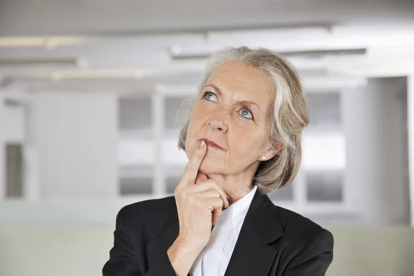 Pensativa mujer de negocios senior — Foto de Stock
