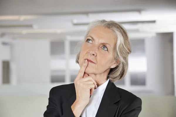 Nachdenkliche Seniorin — Stockfoto