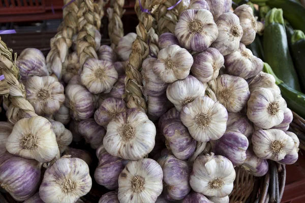시장에서 마늘 전구 — 스톡 사진