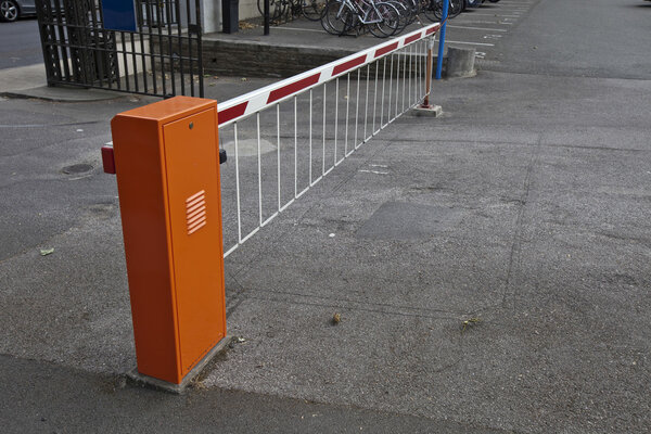 Closed parking barrier