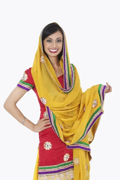 Mujer india en ropa tradicional — Foto de Stock