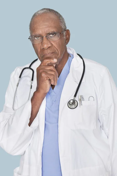 Afrikanisch-amerikanischer Arzt mit der Hand am Kinn — Stockfoto