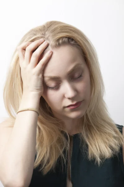 Jeune femme souffrant de maux de tête — Photo